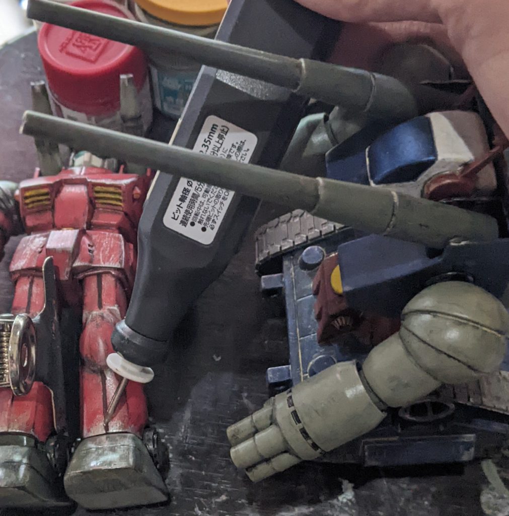 ガンタンク:あーい、もうちょいで溝彫り終わるからね〜　痛かったら3回まわってワンッて言ってね〜ガンキャノン:いだだだだだだだだだ…！？３回まわっ…ま…まわっ…出来るかぁっ！！