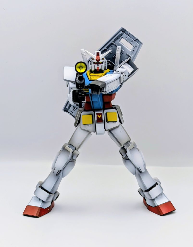 ビームライフルとシールドはHGの方が、良かったので流用。シールドは凸がポーズの邪魔になるため切り落とし、磁石を仕込んで、背中にマウントできるようにしています。