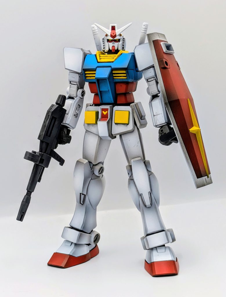 アニメ版イメージと言うことで、塗装は胸の青を淡く、関節を白く塗っております。工作としましては、武器と手とバックパックはHGガンダムから流用し、脹脛の合わせ目と、腰のバズーカラックおよび腕の穴を埋めております。