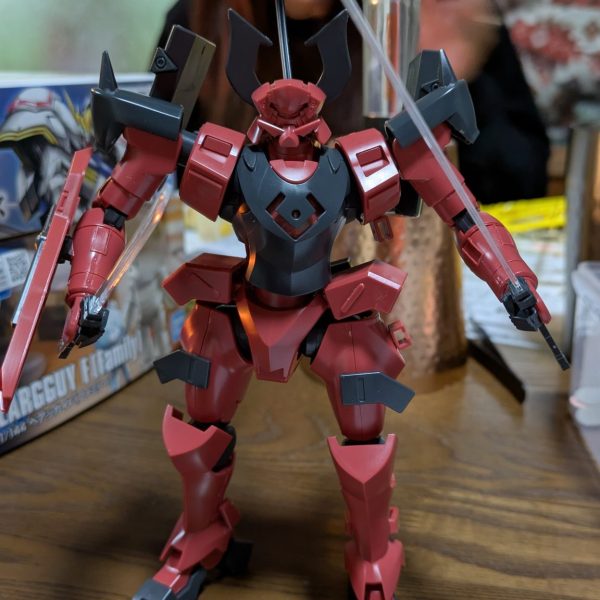 今月はミスターブシドー月刊🙌🏻とりあえず箱出しから仮組みまで終えました。顔のフォルムがちょっとボテッとしてる気がしたので、削ってプラバンに変更してシャープにしました😊 （1枚目）