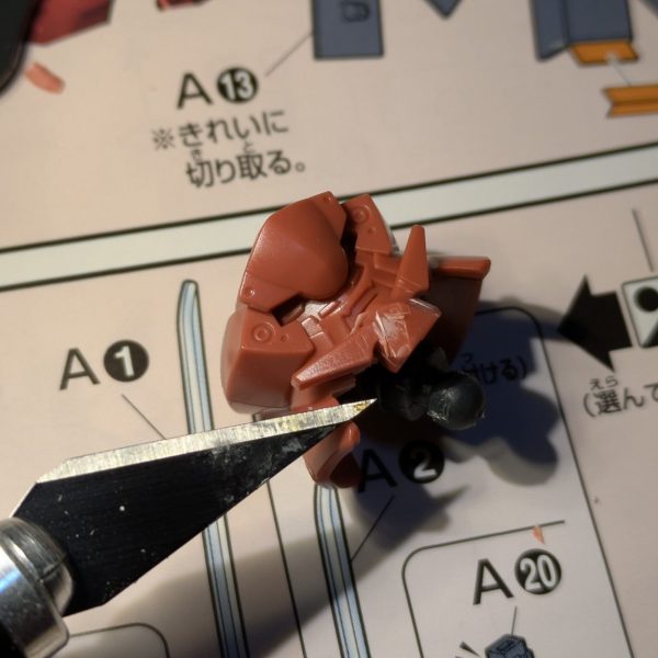 100均のナイフで雑に整形手術。顎を削り取ってシャープに（1枚目）