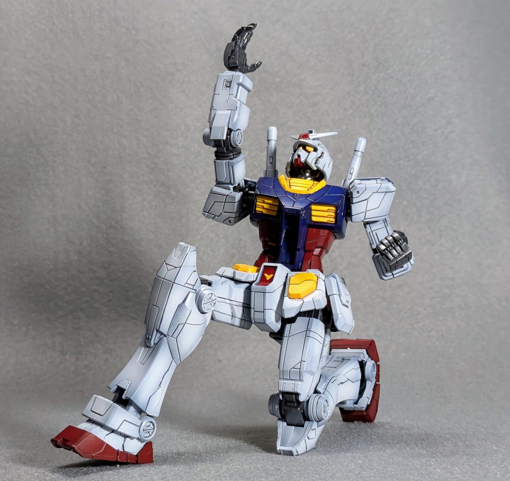 万博のポーズで締めとさせていただきます ご覧いただき誠にありがとうございました。 以下、使った塗料メモとなります▼白下地にシアン＋マゼンタ＋ウイノーブラック＋クールホワイト→クールホワイトでハイライト ▼赤下地にブラウン＋ウイノーブラック→クールホワイトでハイライト、上からクリアルージュ+マゼンタ少量 ▼青下地にシアン＋マゼンタ少量＋ウイノーブラック＋クールホワイト→クールホワイトでハイライト、上からディープクリアブルー+マゼンタ少量 ▼黄色下地にオレンジ+ブラウン少量→キアライエロー+クールホワイトでハイライト ▼ガンメタル下地にウイノーブラック+クールホワイト→フレームメタリック1+ムーンストーンパール少量 ▼墨入れ青、フレーム部分：フラットブラック＋フラットブルーレッド、イエロー部分：フラットブラウン+フラットブラック少量ホワイト部分：ジャーマングレイ ▼クリアコートスーパークリアーⅢUVカットとスーパースムースクリアーつや消しを7:3程度センサー部はスーパースムースクリアーつや消し 