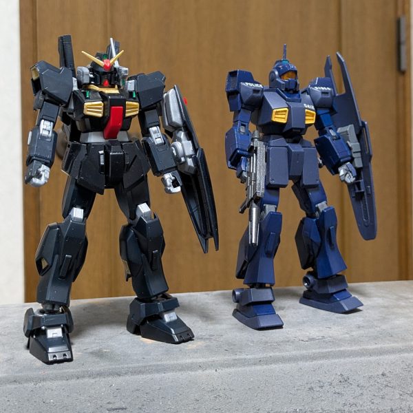 HGUC RX-178 ガンダムMk-2製作中!遂にMk-2大地に立つ!!明日はトップコートかけてデカール貼りの準備しよう。お隣はMk-2の同僚になる予定のネモサイド6軍警仕様。（1枚目）