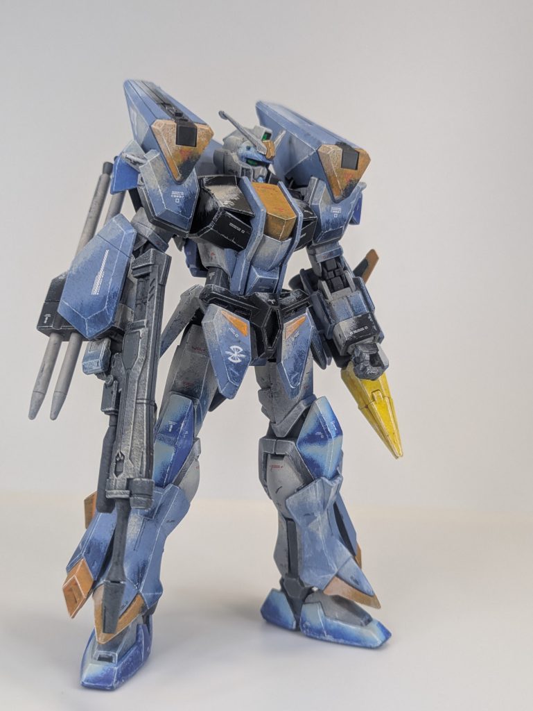 この肩が後方に突き出したデザインには賛否がありますけど、私は大好きです