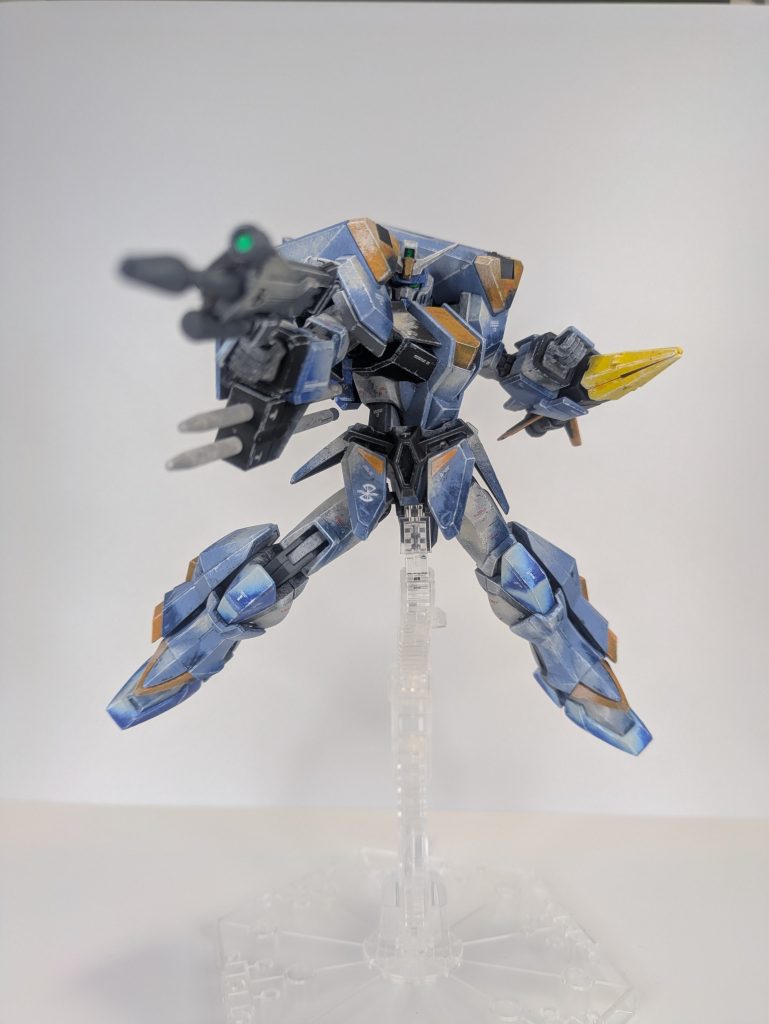 このキットはアサルトシュラウドを装着すると肩を横に上げることができません今のバンダイさんの技術ならこの辺りはどうにでもなりそうですなんですけどねもし元のデュエルをリバイブするとしたら、ココは是非改善して欲しい私は肩の青いアーマーを小型化して肩を上げれるようにしましたやはりイザークには思う存分暴れてもらいたいですからね