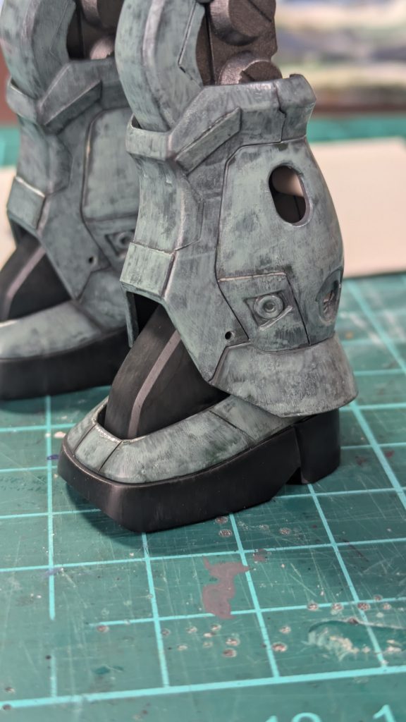 これは3色目(モスグリーン)を塗り始めたところ。「このくらいの透け具合でいいのかなー…」といつも思うのですが、だんだん分かってきた気がしないでもなくはない。これからも「これでいいのかなー??」との闘いは続く…。