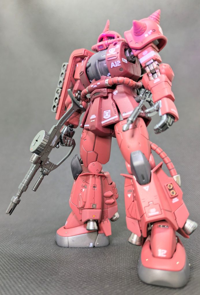 こちらはサムネにも使用した あおりショット✨️考えてみるとこの06R、エースパイロットと呼ばれる者たちにはほぼ支給されているわけだけど、だとしたらエースパイロット筆頭のシャアに支給されてないわけはないよな〜なんて考えながら作ってました😅