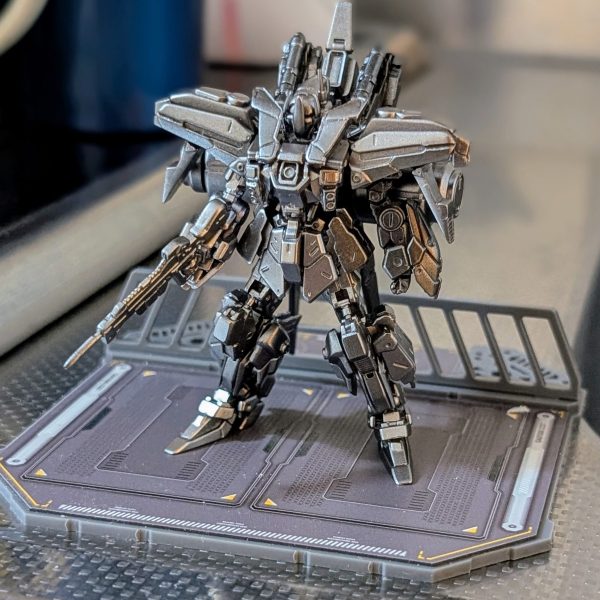フルアーマー百式改続きです！金色塗装の下地としてメカサフ→EXブラック→フレームメタリックを塗り重ねました✌️写真では分かりにくいのですが、ガンメタとはまた違う感じの色味が非常に良い感じです🙆‍♂️1回どんな感じになるか気になって組み立ててみました。なんか昔こういう感じのガンダムの食玩あったような…🤔