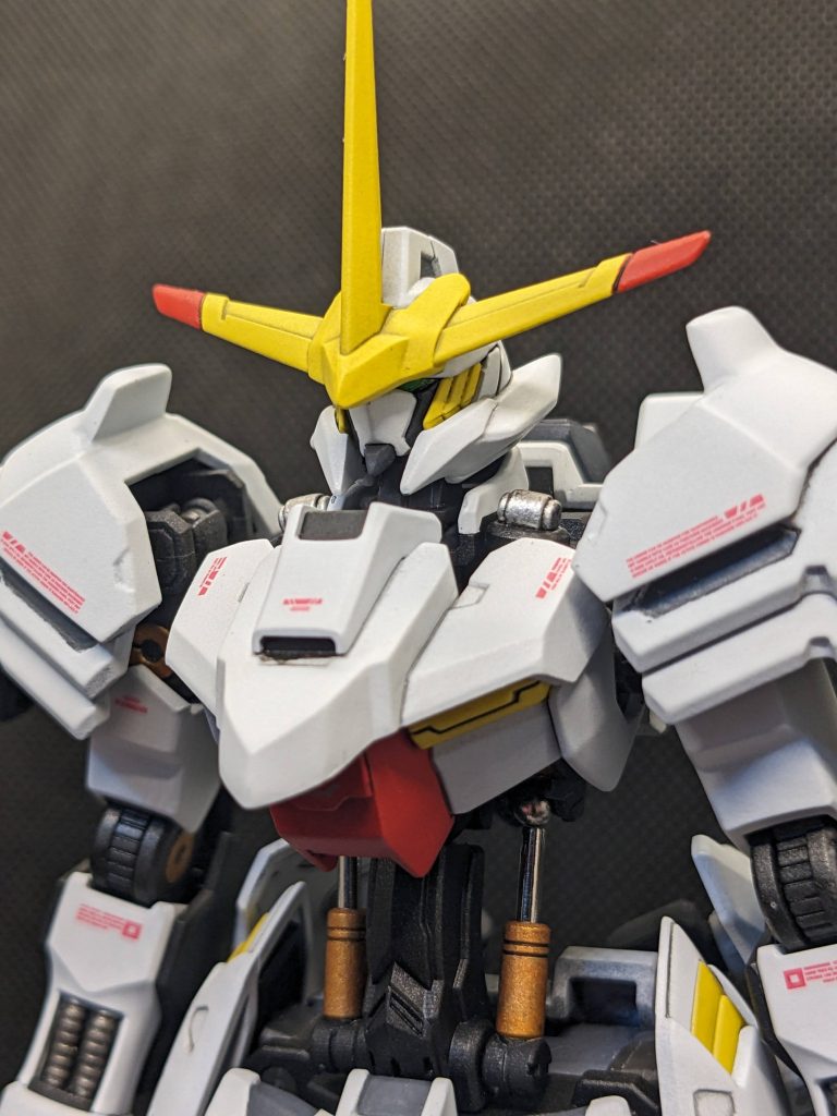 顔は顎パーツを拡大し、カメラアイも大きく見えるように改造しました。