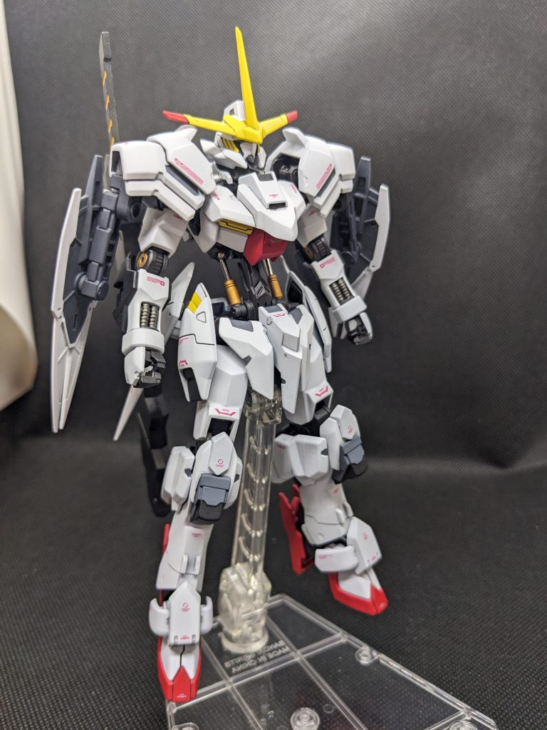 全身像腿は2mちょい延長しています。延長は初挑戦で光硬化パテやカラーパテなど色々試行錯誤していました。膝脛もジャンクパーツを切って貼ってして自分好みのシルエットを目指しました。肩は3mmジョイントをはめ込みサブアーム化しています。腰は改造パーツを買いそのまま利用させていただきました。今回挑戦してみてスキルが足りなかったので今後は自作で延長できるように練習していきたいです。(ザガンが出るまでに習熟したい...)