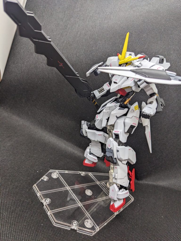 肩のサブアームはシールドとスラスターを保持し、バスタードメイスを振る際の隙をカバーするようなイメージをしています。