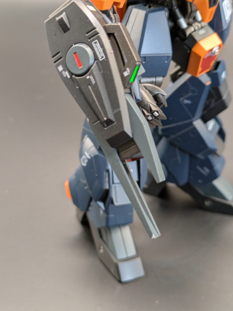 ビームライフルは差込式で脱着可能。上下の爪(？)は幅広だったので、内側に1mmずつ位置をずらし爪の幅を狭めています。