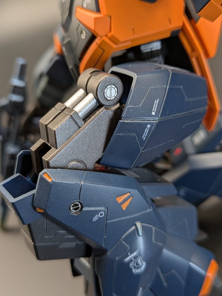 スジボリにメタルパーツ