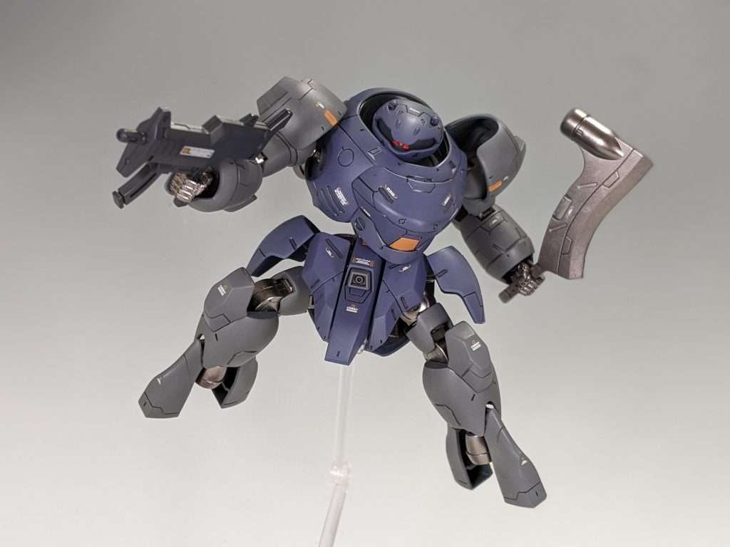 塗装:ガンダムマーカーのガンダムメカグレー、グレー、ヘビーガンメタル、30MMダークグレーをGMエアブラシで塗装。オレンジ部分はシタデルカラーJOKAERO ORANGEで筆塗り。タミヤカラーエナメル塗料X-1ブラックその他で墨入れ。