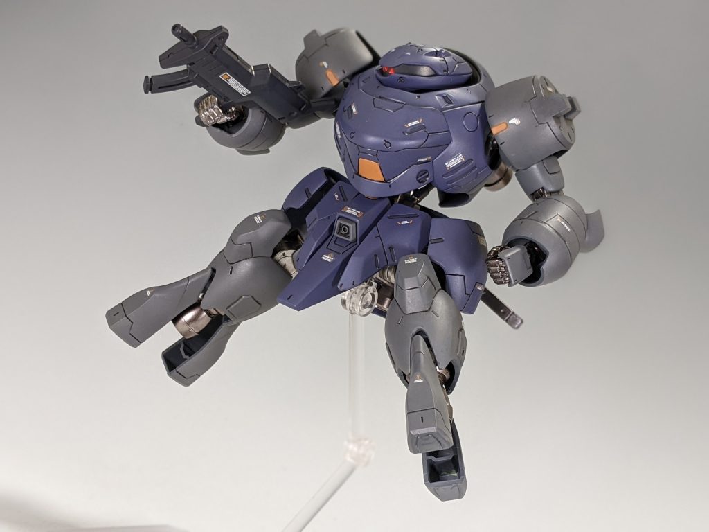 モールドがすごく緩い部分があったので、そこだけ少し溝を深くしてスミ入れしやすくしています。