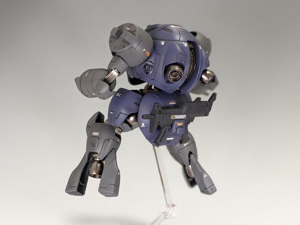 サブマシンガンも腰に懸架できるあたり気の利いたキットですね。