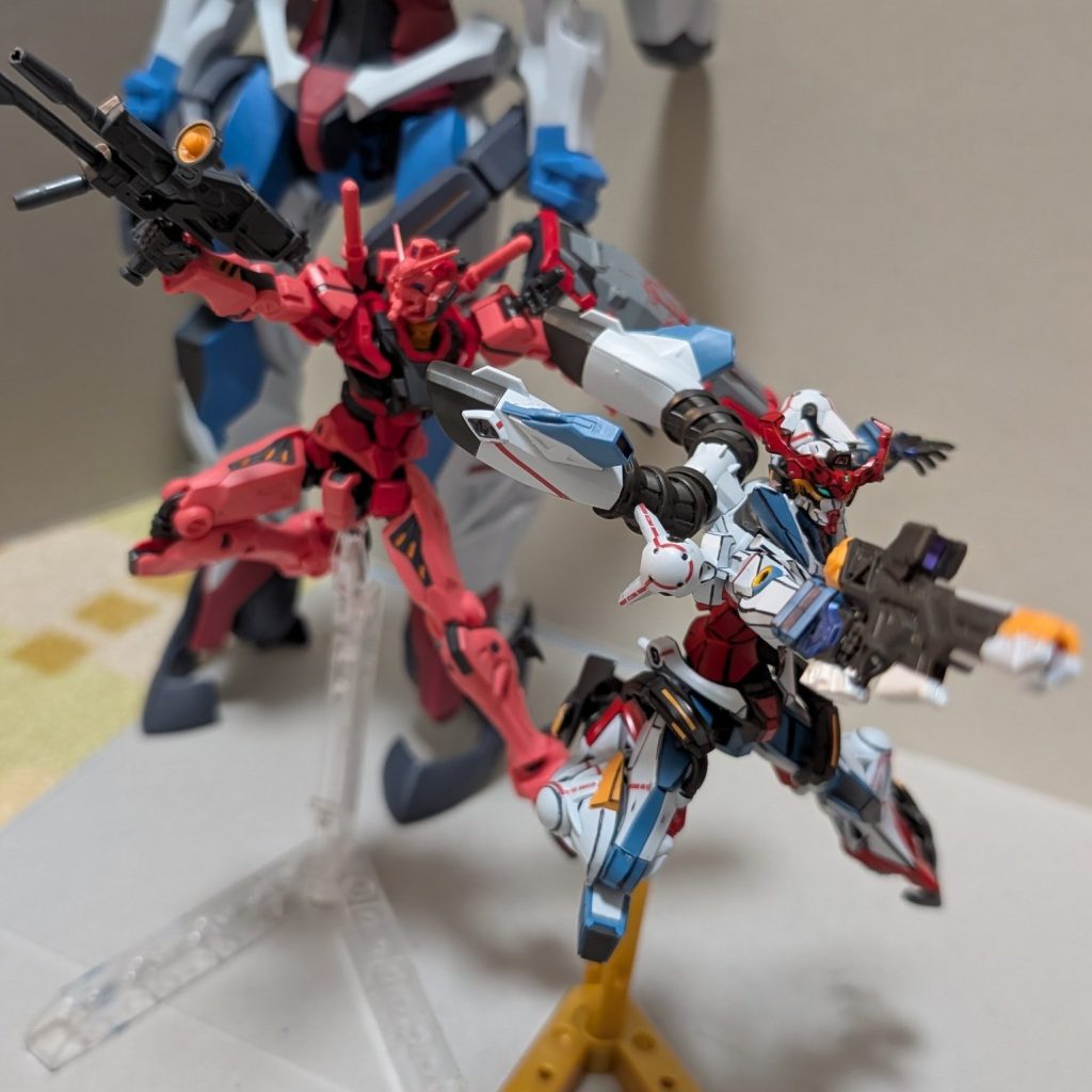 作品名：赤いガンダム&ジークアクス<p>赤いガンダムとジークアクスを並べてみた。 ジークアクスあと2話か…どんな風に終わるんだろう…楽しみ！！</p>