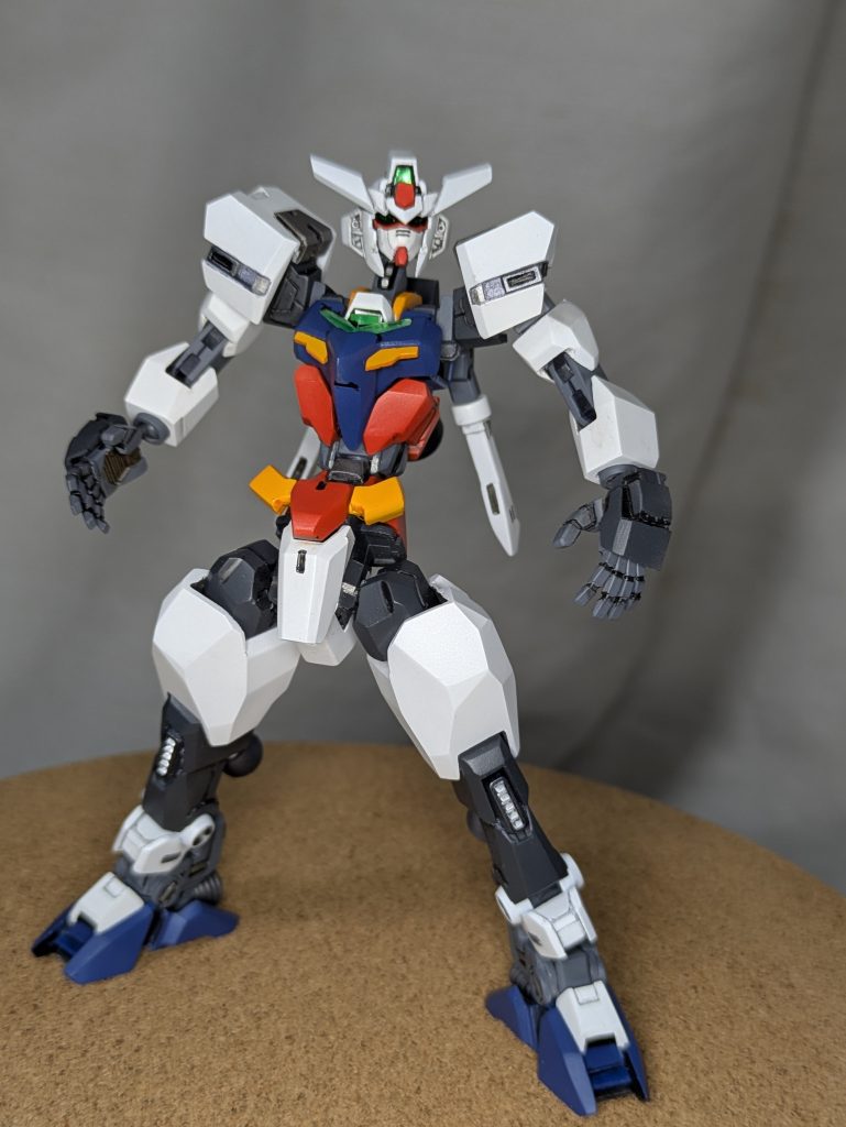 前作のオーバリジャスティスガンダムでのバリ工作で、腹から腰のラインが気に入らなかったので、今回はソコを意識して改造前作で、「バリと可動は難しい」との経験より、可動を一部犠牲にして、プロポーション重視肩関節を1軸可動に変更、腕の2重関節の可動部を上のみに変更などただし、足首関節は、2回作り直して、3重関節で接地性を高めました