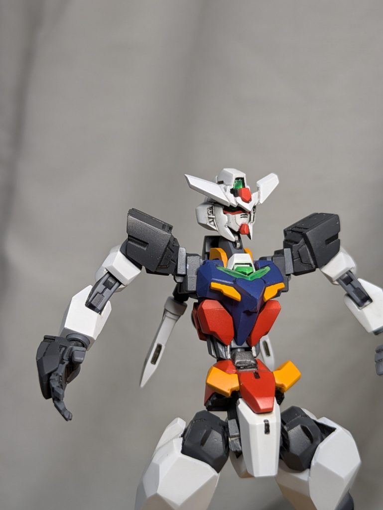 プラネットシステムの合体機構は残しています。大型化した肩アーマーは脱着式にしました。プロポーションとしては、腹を曲げる、太ももの肥大化、すねの延長などなど・・・