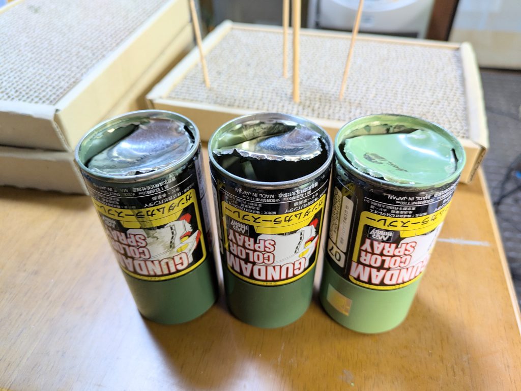 今回の塗料(笑) 実は云十年前に買った ガンダムカラースプレー があったんですが😅 ガスが出なくて…💦 で、缶切りで底を開けて塗料を 取り出して使いました👍️