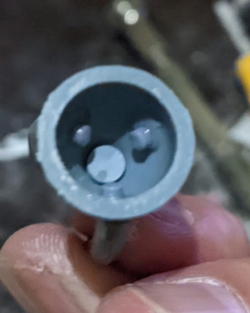 爪は取れにくいように切り取ったランナーを芯として移植して取り付けました。