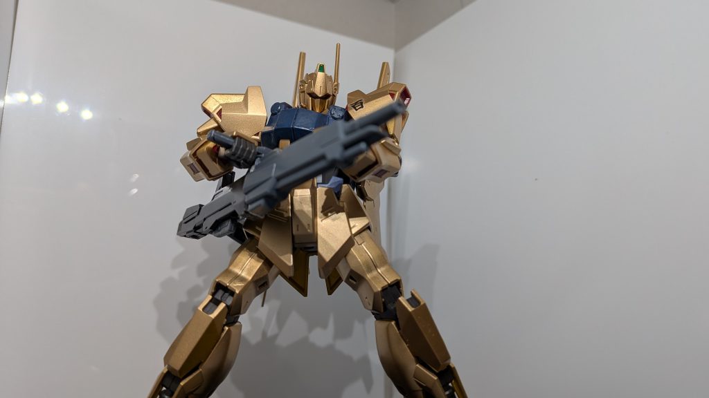 背部の武器だけが変わりました。Z-X(→https://gumpla.jp/hg/2411187)が装備していた。ビームライフル改です。設定的には、百式デルタがこのビームライフルを使って、Z-Xに継承されるという設定です。(後付け設定です。(汗))