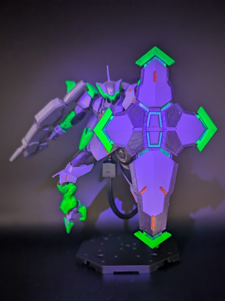 ブラックライト持ってたの忘れてたので発光状態も撮ってみました