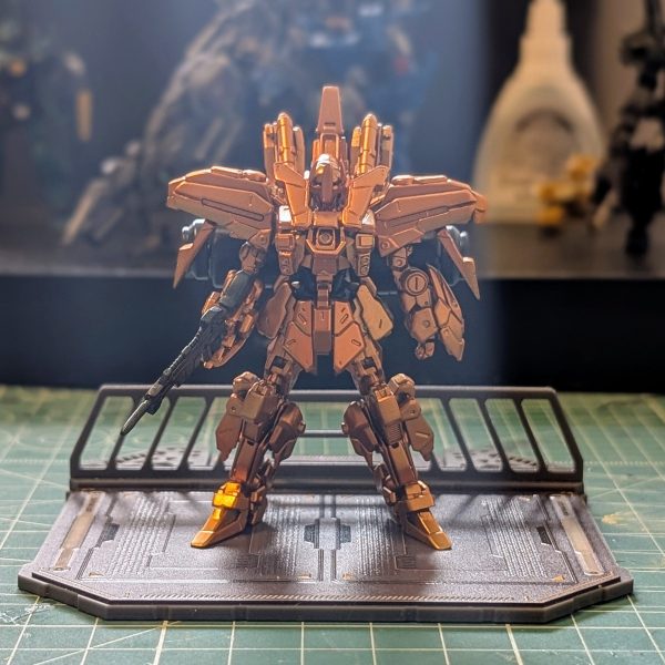 フルアーマー百式改ハイパーモード完成です😎👍…というのは冗談で😅✨あまりにもハイパーモードぽかったので写真撮りたくなりました📸かなり赤金寄りにしてます。ちょっとやり過ぎたかな🤔？エアブラシ塗装がなんとか終わりました！バックパック以外はほとんど金色です😎✨ここからいつもの筆塗り地獄突入編に入ります😈（1枚目）