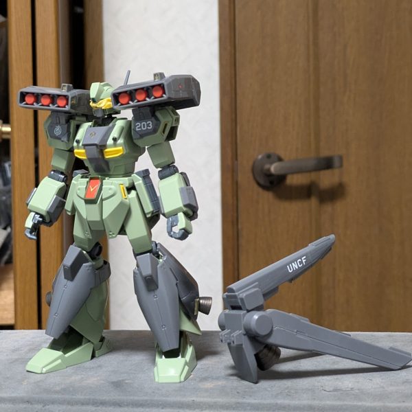 HGUC スタークジェガン製作中!!今日はデカール貼り&武器類製作完了!!ロンド・ベルのマークは手持ちはシールしかないので最終工程で。明日まで乾燥させてからトップコートへ。バックパックがとにかくデカいぜ!!機体番号は203。なお、バックパックの表記を含めて過去作の機体全てが