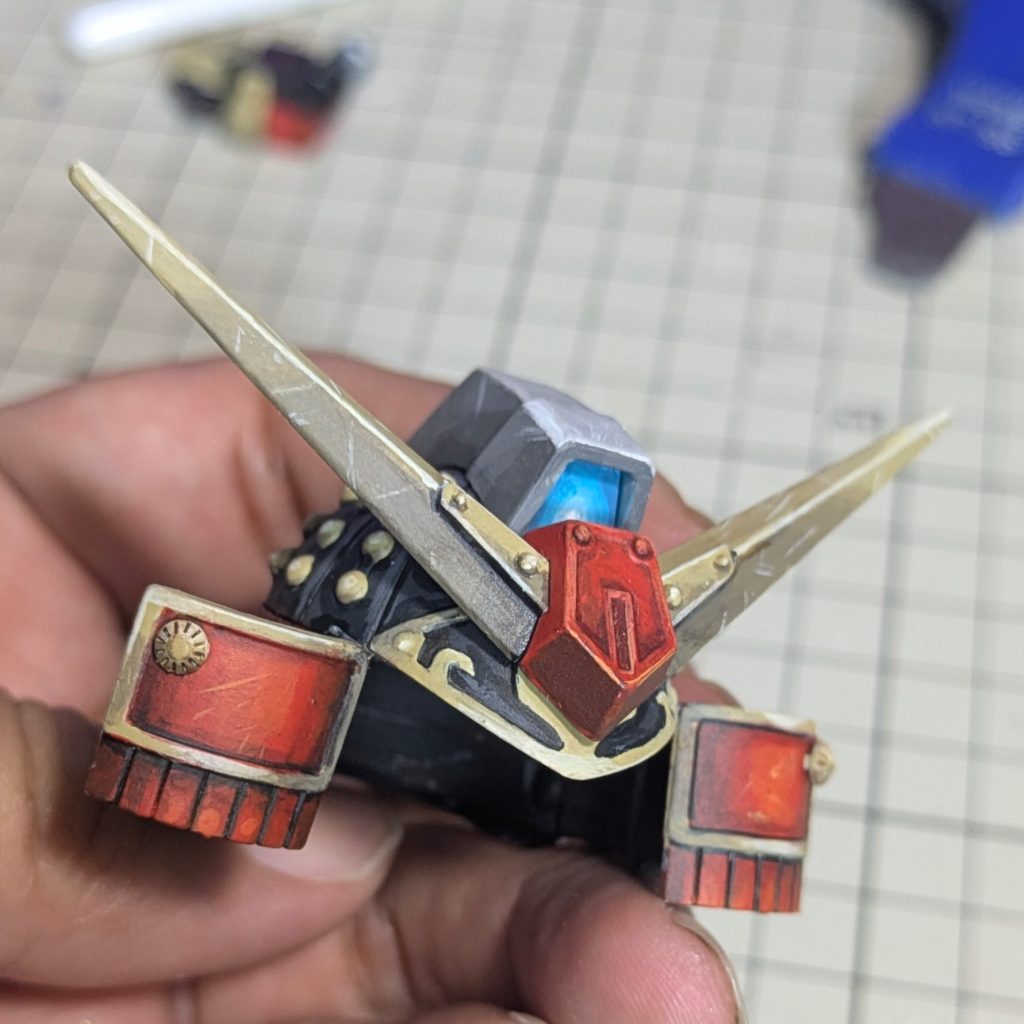 兜が脱着出来るのが武者ガンダムの最大の売りでしょうか。やはりゴールド塗装は難しくてダンボールみたいになっちゃいます。（笑）