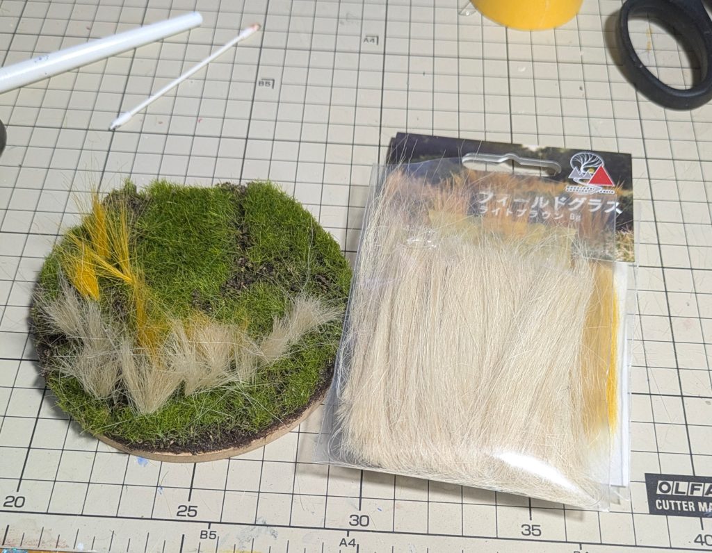 草はフィールドグラスを使用。本当はススキにしたかったのですがwww