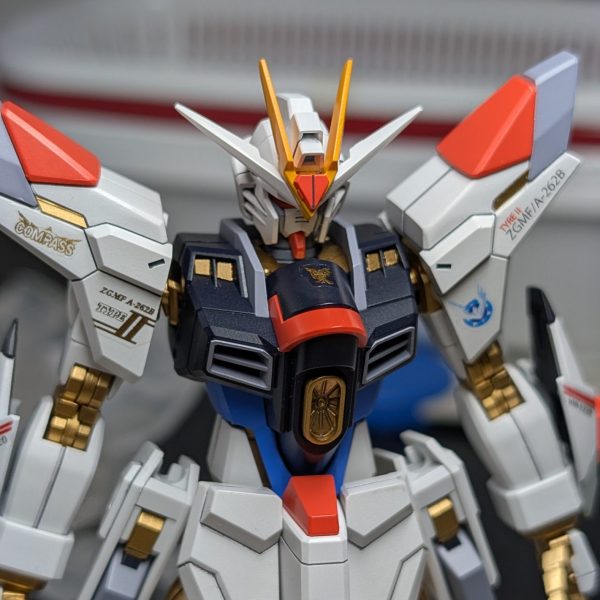 現在、マイティーストライクフリーダムを制作中なのですが、キットを2つ買ったので、余りパーツでストフリ二式を作ってみようと思い、本体だけひとまず組み立ててみました。プロポーション変更は行っておらず、肩と脚サイドを彫って金のチラ見せを行ったくらいで、ほぼキットのままです。デカールは相変わらず自作です。ドラグーンと細かいデカールは、また後日（1枚目）