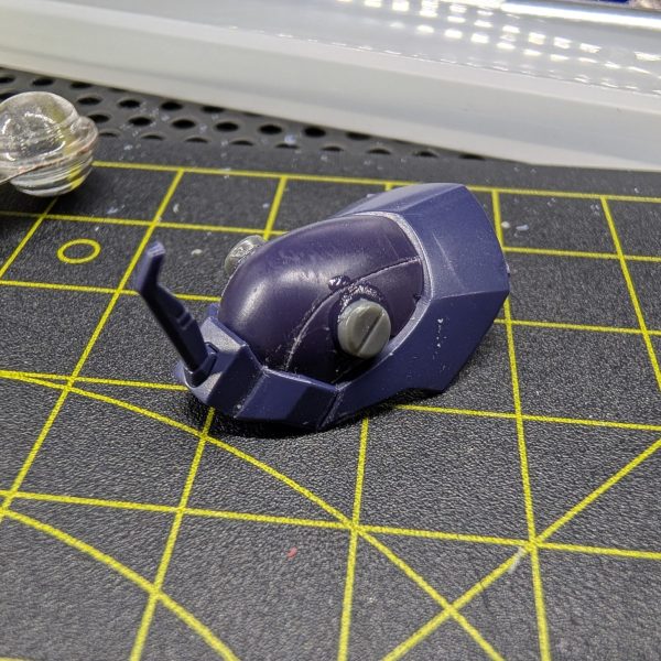 モールドの掘り直しやマイナスモールドの入ったパーツを貼り付けたりして情報量増やそうとしています😊地道な作業でも楽しくやれるのがガンプラの魅力だと改めて思います✨️（1枚目）