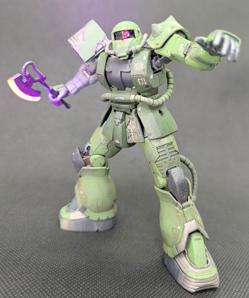 ここからはポージングを少々。射撃武装がないので格闘ポーズばかりですが😅ヒートホーク、めっちゃいい感じ✨️ 実はこれも蛍光マーカーの オレンジを塗っただけです😏