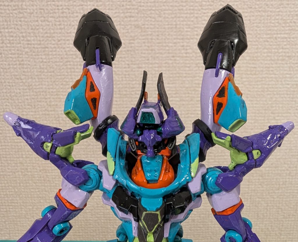 改造カ所×3頭部は、ジークアクスの「非展開状態」に、グシオン・エアリアルのジャンクパーツを組み合わせて作りました。肩部は、コレまでの改造で余ったジークアクスの「コアファイター」先端を加工して取り付けました。バックパック・ブースターの先端には、端白星のパーツを取り付けました。