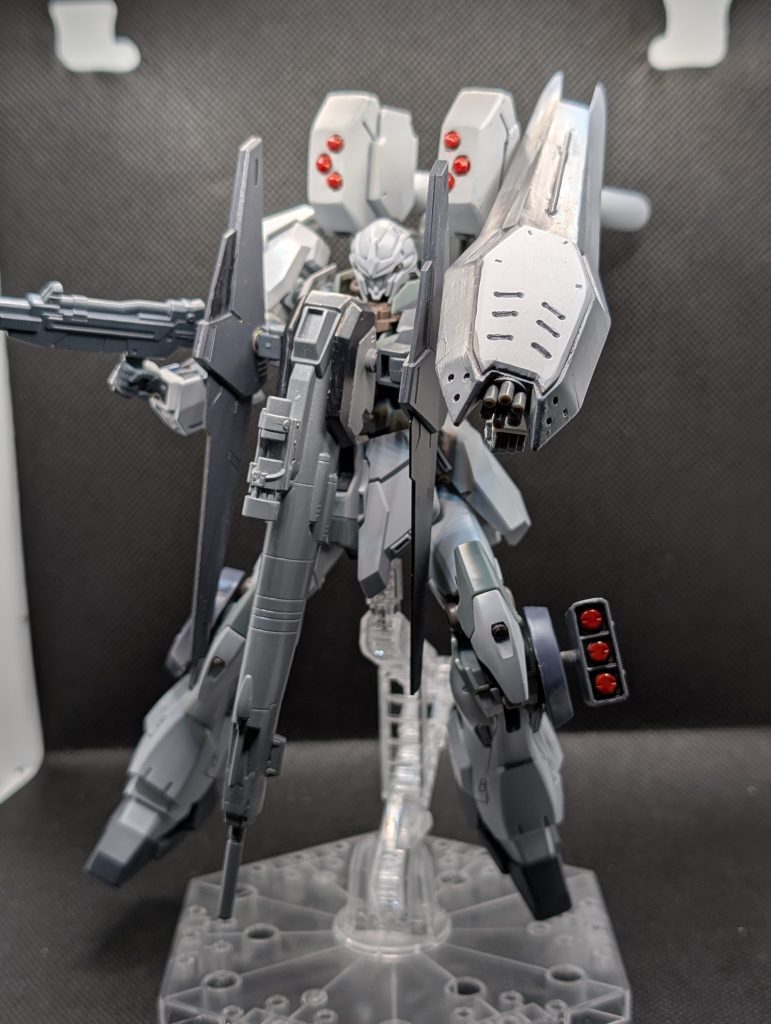 バックパックはヘイズル2号機のものを改造してます。ドム・シュトゥッツァーのミサイルポッドのようにしてます。腕がゼータに変わったことでビームサーベルがなくなったのでシールドの先端のガトリングと頭部バルカンが近距離用の武器になりました