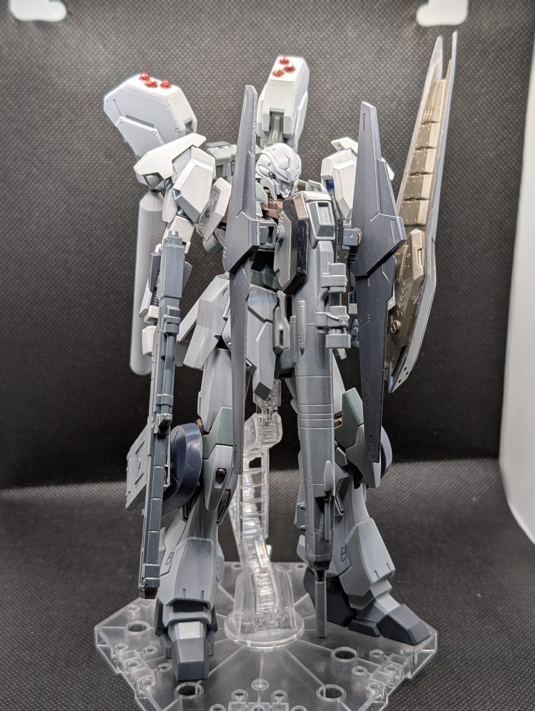 胸のエングレービングがないのを隠すように大型のビーム砲を追加ザクやリック・ドムにある板状パーツは機動性が下がらないようにAMBACできるバインダーにしてます手首のエングレービングがないので肩ごとゼータに変えてます。シナンジュに合うようにゼータの膝パーツで少し肩を大きくしてます