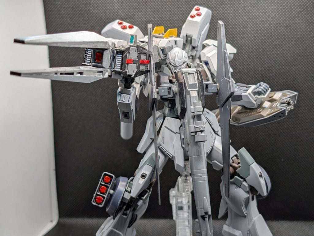 パイロットがニュータイプでなければバズーカみたいに担いだり、