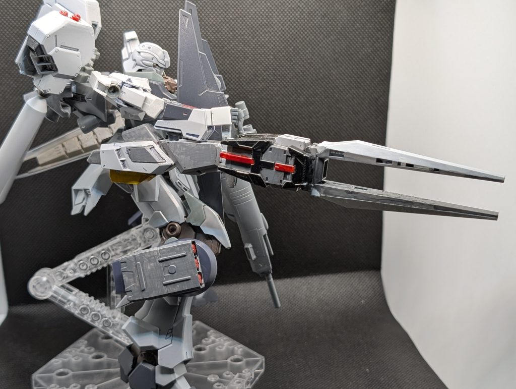 逆手持ちで撃ったりできます。ゼータのビームライフルが基になってるのでグリップが動いて担ぎやすいし、腕のジョイントで安定して逆手持ちできます