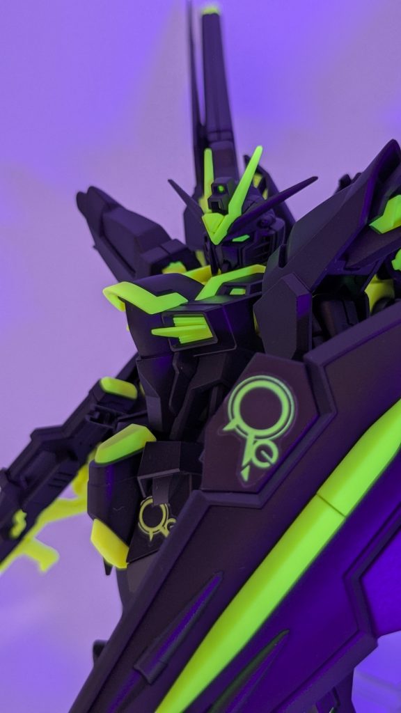 UVライト当てるとこんな感じです