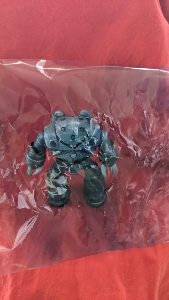 ガンプラの袋をクシャクシャしてクリアブルーを吹いたものをフィルターとして前に掛けて撮りました。