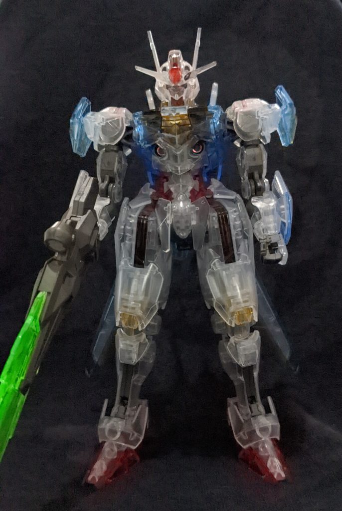 ほぼ素組で、両肩と左腕のエスカッシャンだけ一部クリアレッドとクリアブルーでとそうしてます。