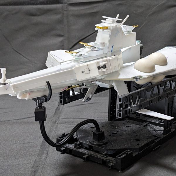 フルスクラッチで制作中のムサカ級。艦橋周りの制作が終わりました。あと艦首のMS管制塔？も折りたたみ式で作りました。あと対空砲をちまちま作ってました！よ〜やくここまで来ましたわ！あとはサーフェイサー吹いて塗装ですかねぇ。今年も10月に長野で行われるナガノモデラーズにエントリーをしました！なんとか完成させます。（2枚目）