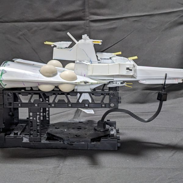 フルスクラッチで制作中のムサカ級。艦橋周りの制作が終わりました。あと艦首のMS管制塔？も折りたたみ式で作りました。あと対空砲をちまちま作ってました！よ〜やくここまで来ましたわ！あとはサーフェイサー吹いて塗装ですかねぇ。今年も10月に長野で行われるナガノモデラーズにエントリーをしました！なんとか完成させます。（3枚目）