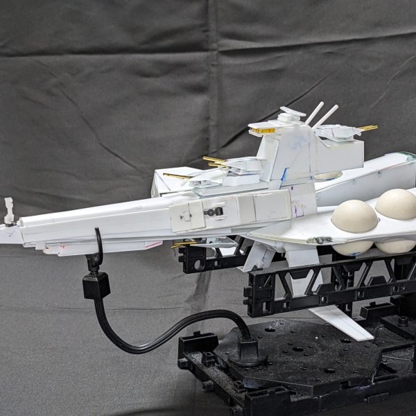 フルスクラッチで制作中のムサカ級。艦橋周りの制作が終わりました。あと艦首のMS管制塔？も折りたたみ式で作りました。あと対空砲をちまちま作ってました！よ〜やくここまで来ましたわ！あとはサーフェイサー吹いて塗装ですかねぇ。今年も10月に長野で行われるナガノモデラーズにエントリーをしました！なんとか完成させます。（5枚目）