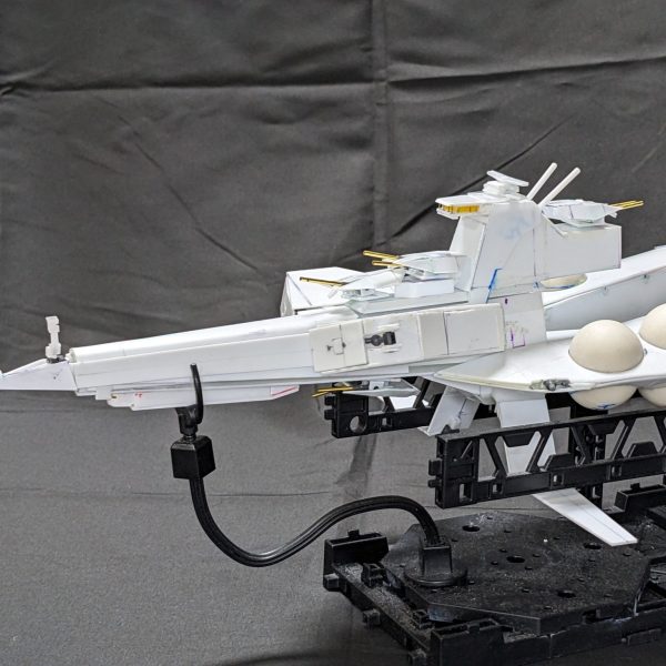 フルスクラッチで制作中のムサカ級。艦橋周りの制作が終わりました。あと艦首のMS管制塔？も折りたたみ式で作りました。あと対空砲をちまちま作ってました！よ〜やくここまで来ましたわ！あとはサーフェイサー吹いて塗装ですかねぇ。今年も10月に長野で行われるナガノモデラーズにエントリーをしました！なんとか完成させます。（1枚目）