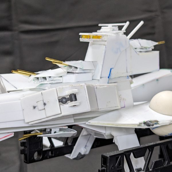 フルスクラッチで制作中のムサカ級。艦橋周りの制作が終わりました。あと艦首のMS管制塔？も折りたたみ式で作りました。あと対空砲をちまちま作ってました！よ〜やくここまで来ましたわ！あとはサーフェイサー吹いて塗装ですかねぇ。今年も10月に長野で行われるナガノモデラーズにエントリーをしました！なんとか完成させます。（6枚目）