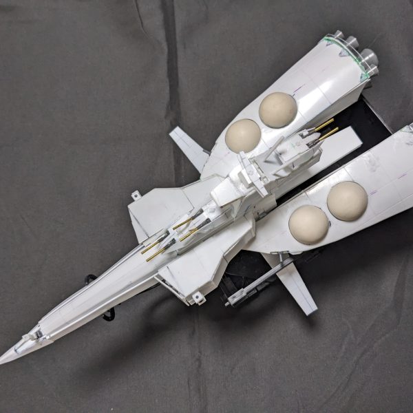フルスクラッチで制作中のムサカ級。艦橋周りの制作が終わりました。あと艦首のMS管制塔？も折りたたみ式で作りました。あと対空砲をちまちま作ってました！よ〜やくここまで来ましたわ！あとはサーフェイサー吹いて塗装ですかねぇ。今年も10月に長野で行われるナガノモデラーズにエントリーをしました！なんとか完成させます。（7枚目）