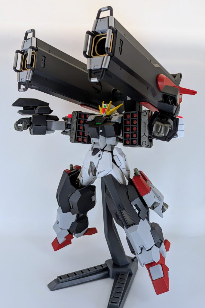 セイ「灰燼に帰せ!!」セイ「光に呑まれろ!!」フルオープンアタック。ミサイルポッドはボールデンアームズのものですが、中のミサイルの造形が無いので、ランナーを使って作製しました。合計20本切り出し、長さ揃えるのはかなり面倒でした…