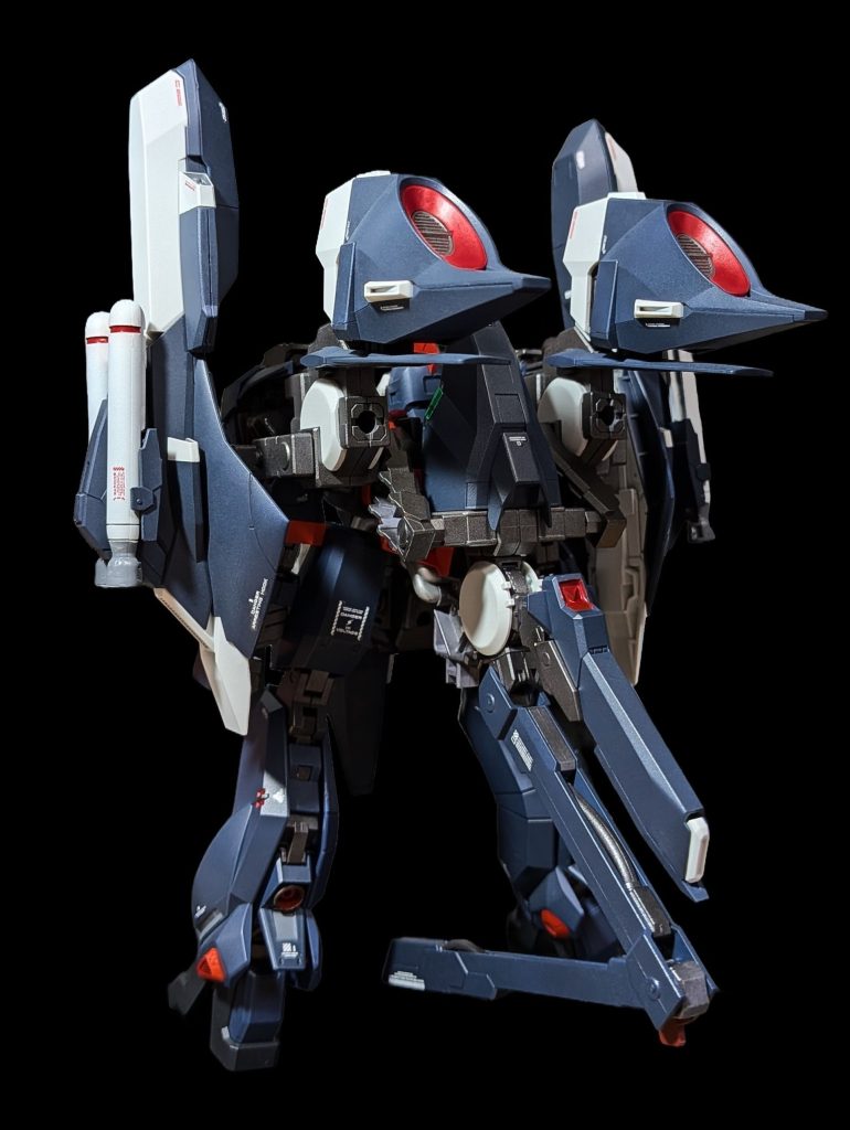 設定画に合わせる為、シールドブースターはマルチアームユニットを使わず適当なジャンクパーツで接続しています尚、アクア・ハンブラビIIにはもう戻せません